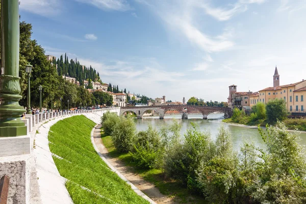 Soleada vista del río Adige y puente de piedra (Ponte di Pietra) en Verona, Véneto, Italia. — Foto de Stock