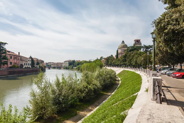 Vue ensoleillée sur la rivière Adige à Vérone, Vénétie, Italie . — Photo