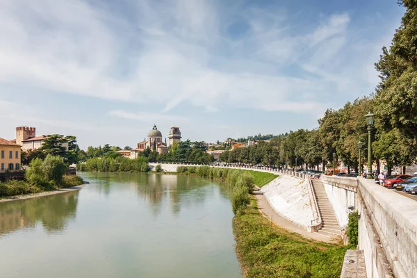 Vista soleada del río Adigio en Verona, región del Véneto, Italia . — Foto de Stock