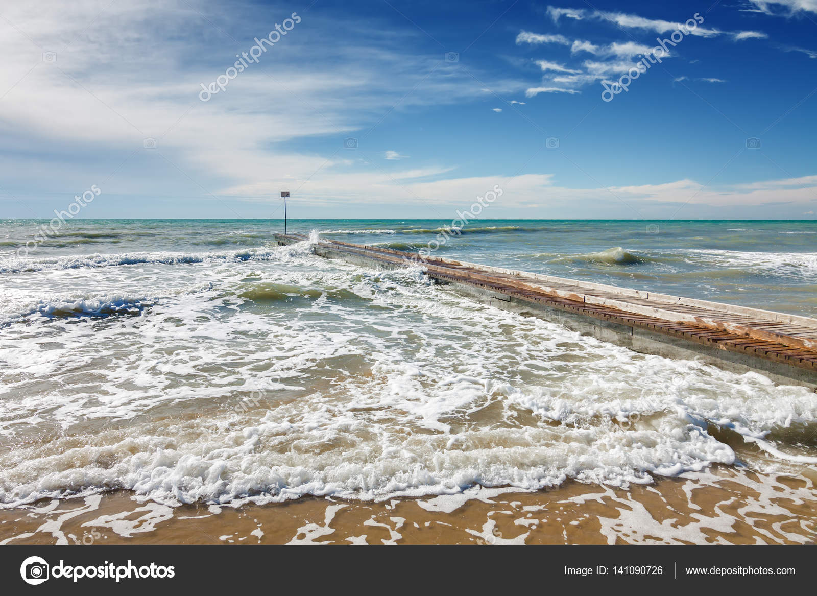 Molo E Le Onde Sulla Spiaggia Di Lido Di Jesolo Vicino