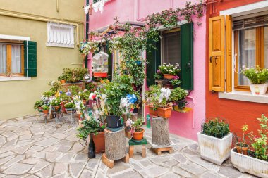 Bulutlu görünüm küçük yard Burano Adası, ünlü Venedik dönüm noktası, Veneto bölgesinde, İtalya.