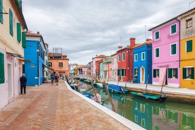 Bulutlu görünümünü Burano Adası, ünlü Venedik dönüm noktası, Veneto bölgesi, İtalya.
