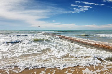 İskele ve dalgalar sahilde Lido di Jesolo yakınındaki Venedik, Veneto bölgesinde, İtalya.