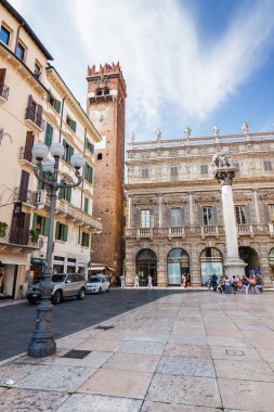 Güneşli görünümünü Piazza delle Erbe, palazzo Maffei ve Gardello tower adlı tarihi merkezi Verona, Veneto bölgesinde, İtalya.