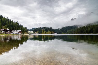 Bulutlu görünümünü Misurina gölünde Dolomit Alps, Veneto bölgesinde, İtalya.