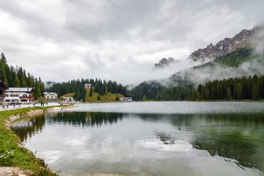 Bulutlu görünümünü Misurina gölünde Dolomit Alps, Veneto bölgesinde, İtalya.