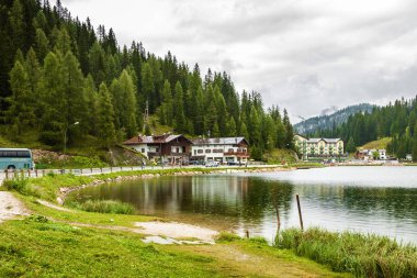 Bulutlu görünümünü Misurina gölünde Dolomit Alps, Veneto bölgesinde, İtalya.