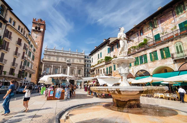 Vista ensolarada da Piazza delle Erbe, palácio Maffei e torre Gardello no centro histórico de Verona, região de Veneto, Itália . — Fotografia de Stock