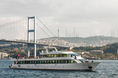Boğaziçi Köprüsü arka plan üzerinde zevk tekne arasında Avrupa ve Asya, Istanbul, Türkiye.