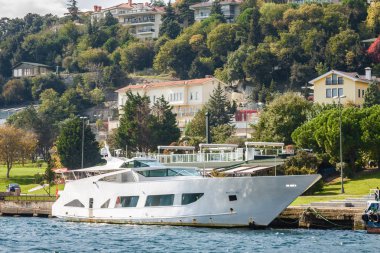 Boğaziçi, Istanbul, Türkiye yakın lüks bölgesinin iskelede güzel yatlar