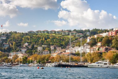 Boğaziçi, Istanbul, Türkiye yakın lüks bölgesinin iskelede güzel yatlar