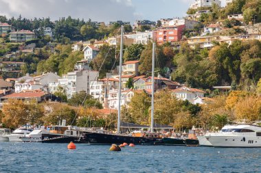 Boğaziçi, Istanbul, Türkiye yakın lüks bölgesinin iskelede güzel yatlar