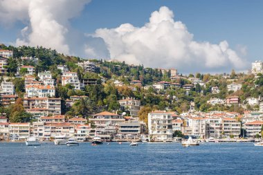 Boğaziçi, Istanbul, Türkiye yakın lüks bölgesinin iskelede güzel yatlar