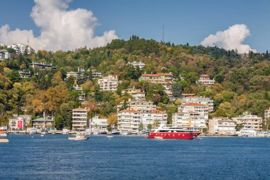 Boğaziçi, Istanbul, Türkiye yakın lüks bölgesinin iskelede güzel yatlar
