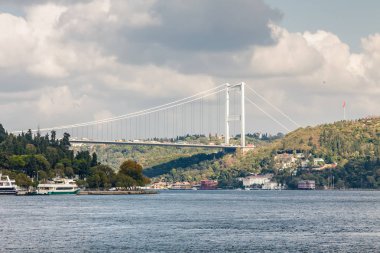 Boğaziçi, Istanbul, Türkiye için zevk tekneden bulutlu görünüm.