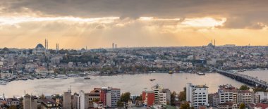 Gün batımı panoramik görünümüne Galata Kulesi Haliç, Istanbul, Türkiye.