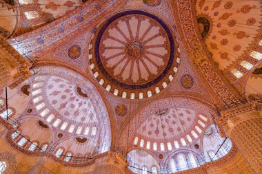 Işıklar içinde Sultanahmet Camii, Istanbul, Türkiye.