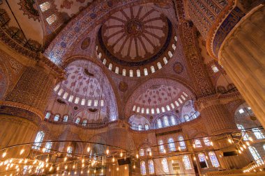 Işıklar içinde Sultanahmet Camii, Istanbul, Türkiye.