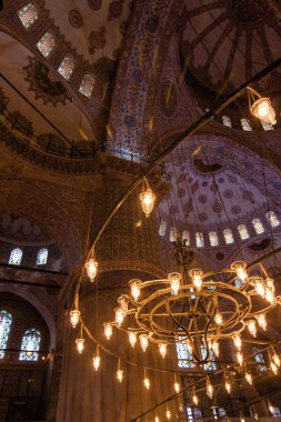 Işıklar içinde Sultanahmet Camii, Istanbul, Türkiye.