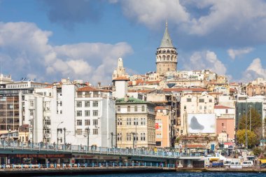 Boğaziçi'nin güneşli görünümüyle gezi tekneleri ve Galata Kulesi, Istanbul, Türkiye.