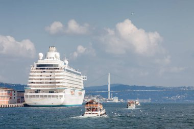Okyanus gemisi bağlantı noktasında Boğaziçi, Istanbul, Türkiye.