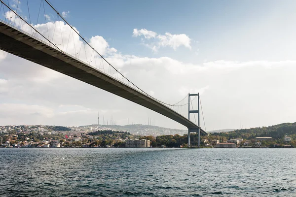 The Bosphorus Bridge connecting Europe and Asia, Istanbul, Turkey. — Stock Photo, Image