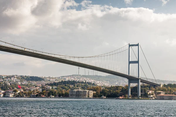 Le pont du Bosphore reliant l'Europe et l'Asie, Istanbul, Turquie . — Photo