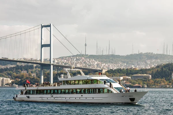 Boğaziçi Köprüsü arka plan üzerinde zevk tekne arasında Avrupa ve Asya, Istanbul, Türkiye. — Stok fotoğraf