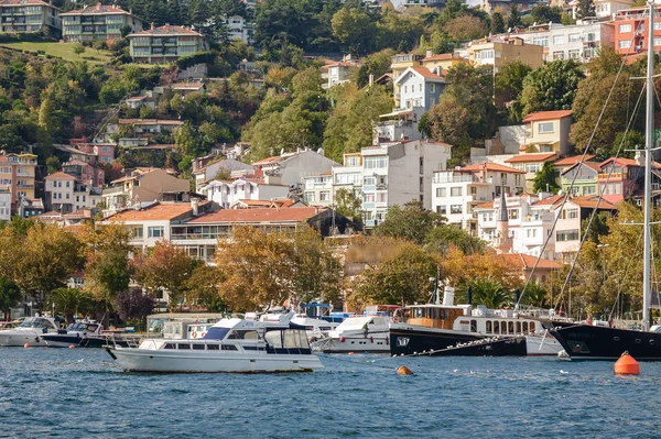 Beaux yachts sur la jetée du quartier de luxe près de Bosphore, Istanbul, Turquie — Photo