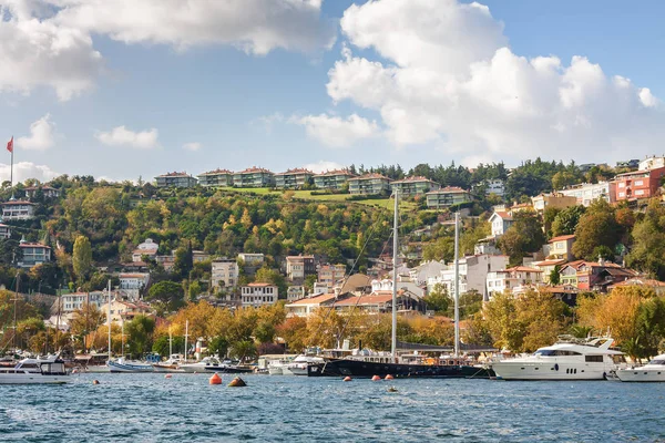 Krásné jachty v přístavu luxusní čtvrti, v blízkosti Bosphorus, Istanbul, Turecko — Stock fotografie