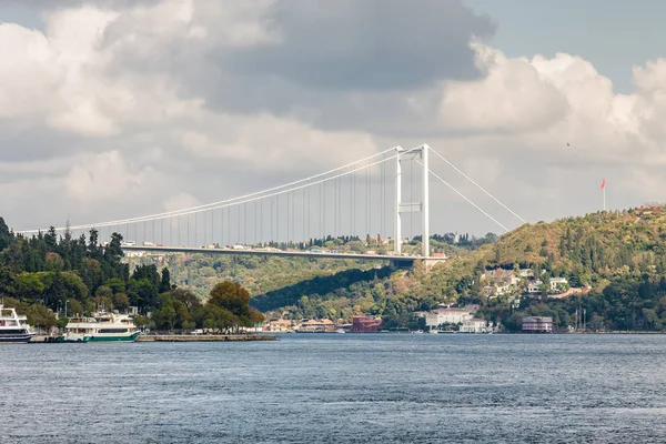 Troebel zicht vanuit pleziervaartuig op de Bosporus, Istanbul, Turkije. — Stockfoto