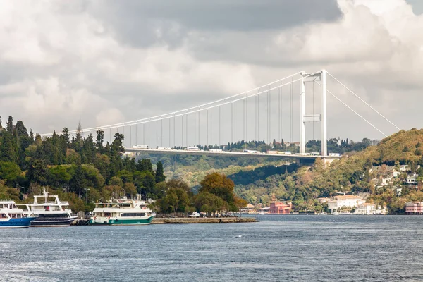 Troebel zicht vanuit pleziervaartuig op de Bosporus, Istanbul, Turkije. — Stockfoto