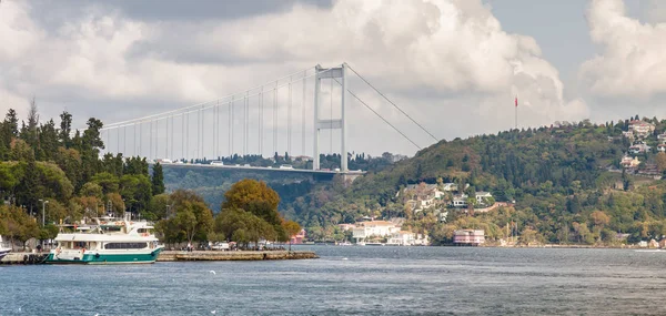 Troebel zicht vanuit pleziervaartuig op de Bosporus, Istanbul, Turkije. — Stockfoto