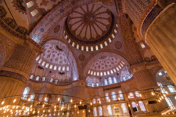 Luzes dentro da mesquita azul, Istambul, Turquia . — Fotografia de Stock