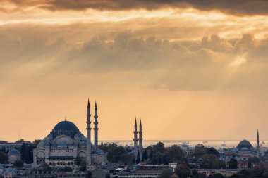 Gün batımı Galata Kulesi Haliç, Istanbul, Türkiye için görünümü.