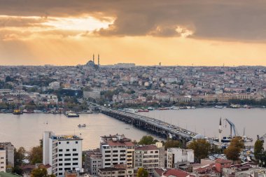 Gün batımı Galata Kulesi Haliç, Istanbul, Türkiye için görünümü.