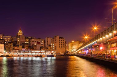 Gece manzarası Borphorus ve Galata görünümünü köprü, Istanbul, Türkiye.