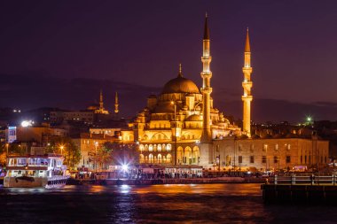Mesque Borphorus ve Galata görünümünü gece köprü, Istanbul, Türkiye.