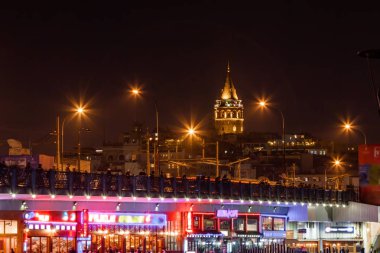 Gece manzarası Borphorus ve Galata görünümünü köprü, Istanbul, Türkiye.