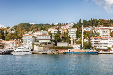 Boğaziçi, Istanbul, Türkiye yakın lüks bölgesinin iskelede güzel yatlar