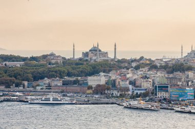 Gün batımı Galata Kulesi Haliç, Istanbul, Türkiye için görünümü.