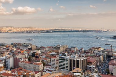 Gün batımı Galata Kulesi Haliç, Istanbul, Türkiye için görünümü.