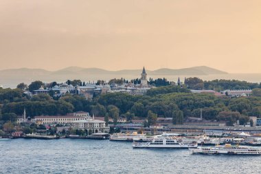 Gün batımı Galata Kulesi Haliç, Istanbul, Türkiye için görünümü.