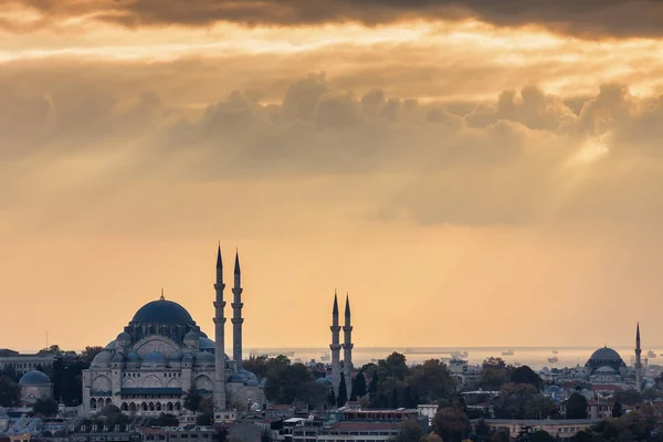 Vista do pôr do sol da torre de Galata ao Chifre Dourado, Istambul, Turquia . — Fotografia de Stock