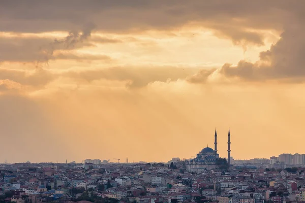 Vista do pôr do sol da torre de Galata ao Chifre Dourado, Istambul, Turquia . — Fotografia de Stock