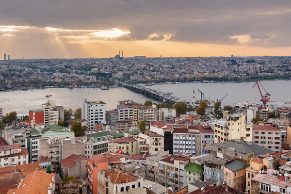 Вид на закат с башни Галата на Золотой Рог, Стамбул, Турция
.
