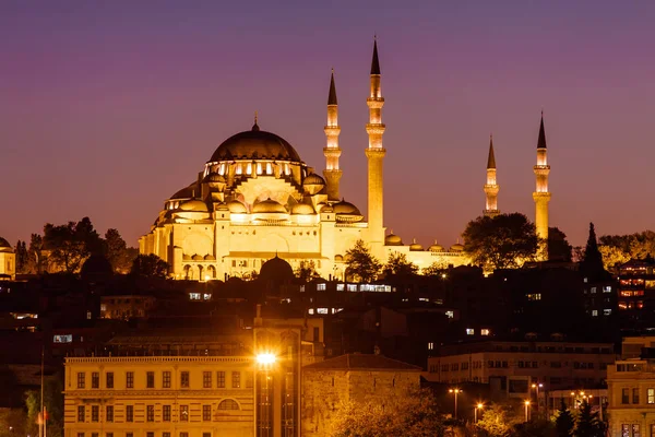 Vista noturna da mesquita perto da ponte Borphorus e Galata, Istambul, Turquia . — Fotografia de Stock