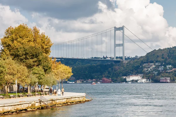 Zonnige zicht vanuit pleziervaartuig op de Bosporus, Istanbul, Turkije. — Stockfoto