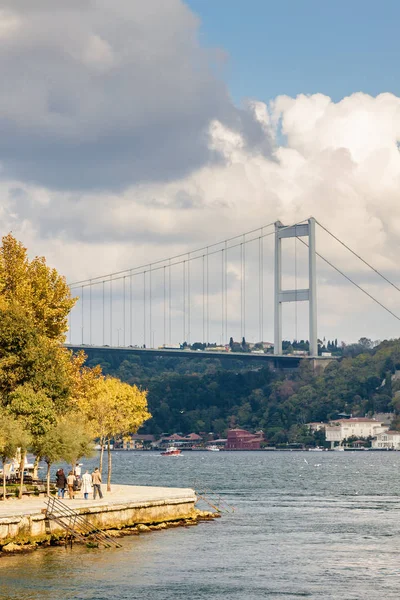 Zonnige zicht vanuit pleziervaartuig op de Bosporus, Istanbul, Turkije. — Stockfoto