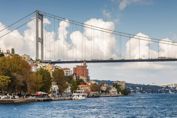 Zonnige zicht vanuit pleziervaartuig op de Bosporus, Istanbul, Turkije. — Stockfoto